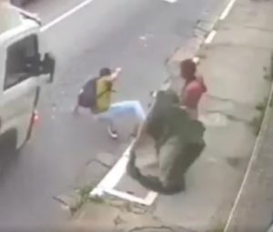morador de rua empurra homem
