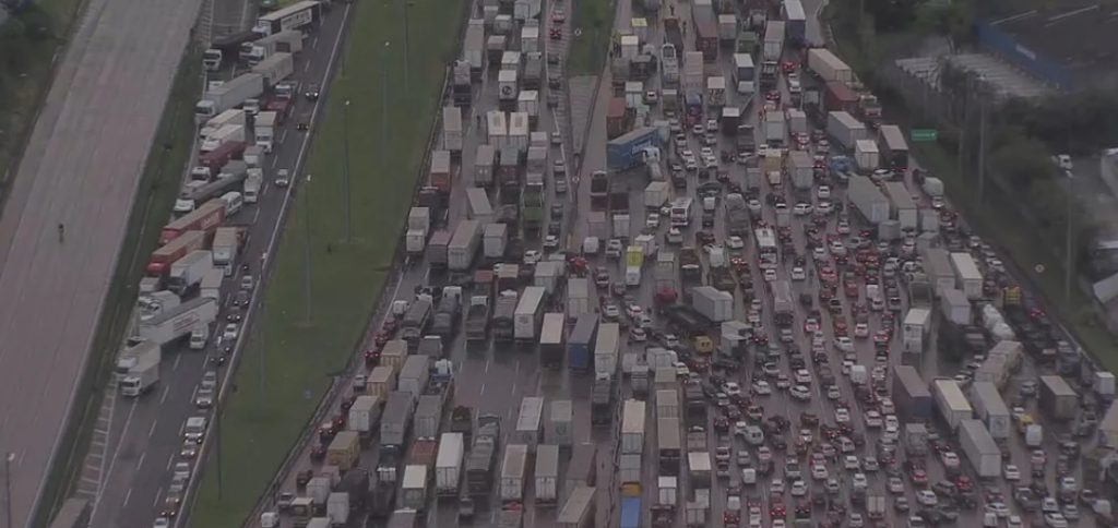 Bloqueio na rodovia Castello Branco por caminhoneiros bolsonaristas