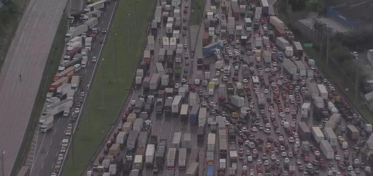 Bloqueio na rodovia Castello Branco por caminhoneiros bolsonaristas
