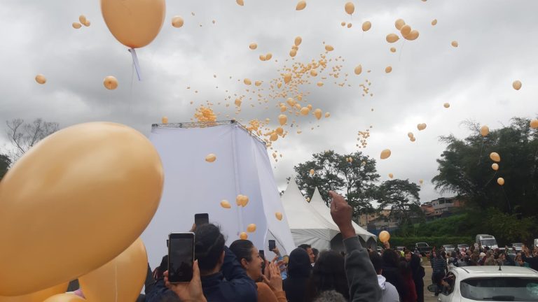 Dia de Finados no Cemitério Primaveras 2 x balões