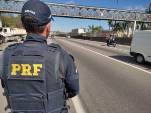 PRF faz fiscalização na rodovia Presidente Dutra