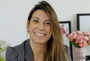 Publicitária e escritora Renatta Alarcon, que criou a Reaw