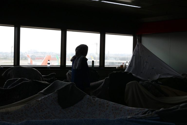 Refugiados afegãos acampados no Aeroporto de Guarulhos