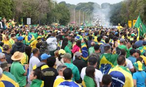 Manifestantes se reúnem em frente ao QG do Exército em Brasília