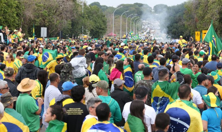 Manifestantes se reúnem em frente ao QG do Exército em Brasília