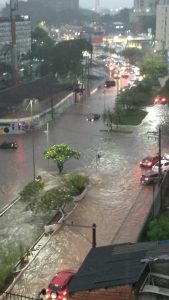 alagamento no cruzamento da avenida Paulo Faccini com a avenida Tiradentes