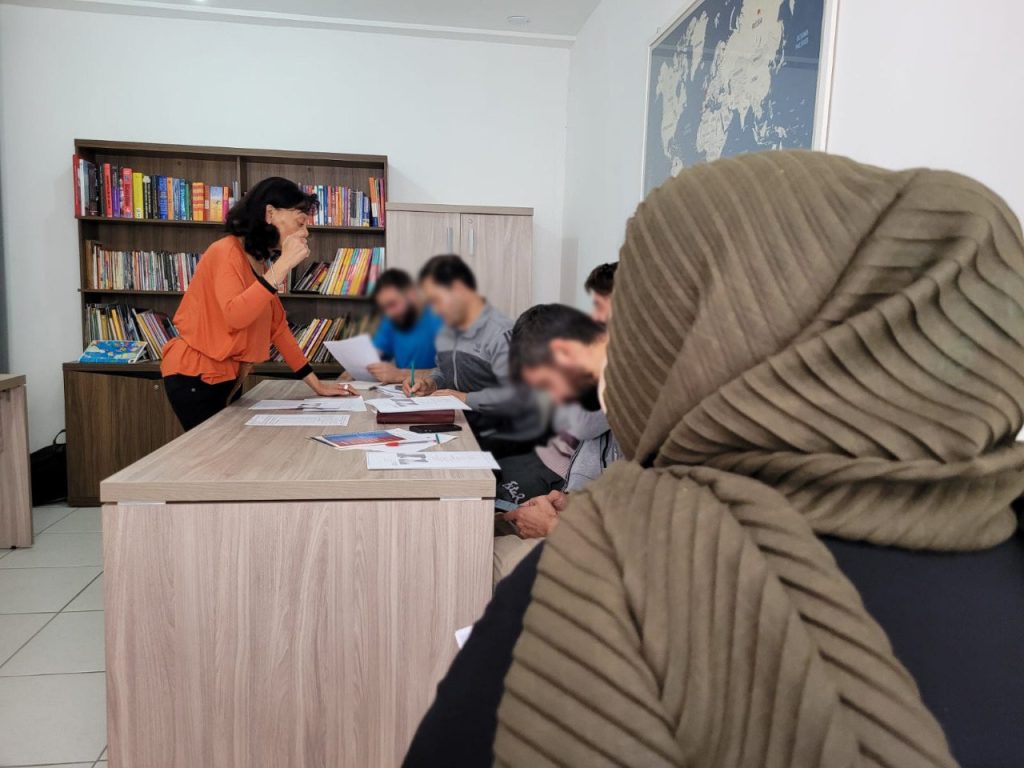 aula de portugues na residência dos migrantes
