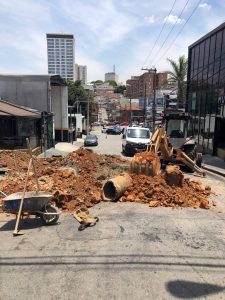 manutenção de galeria na rua Tabajara
