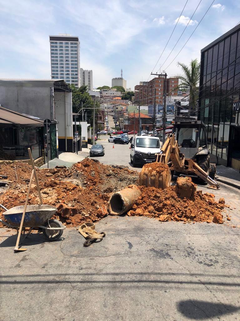 manutenção de galeria na rua Tabajara