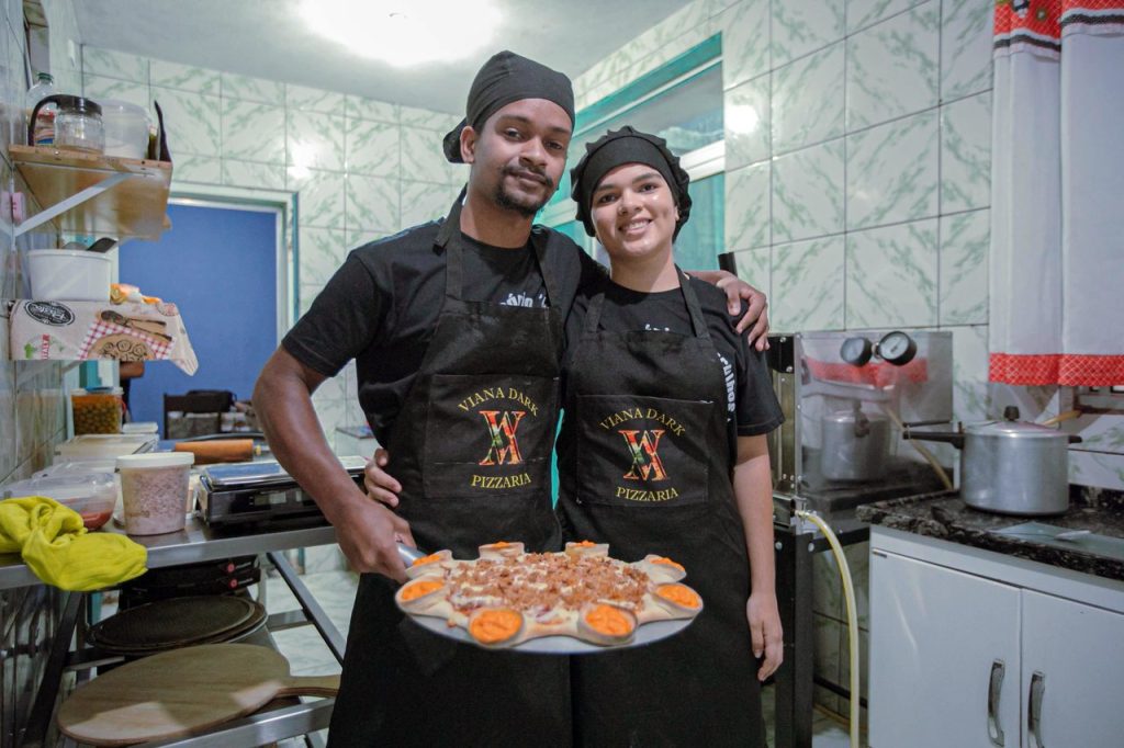 Ana Viana e Vitor Gabriel, donos da pizzaria Viana Dark