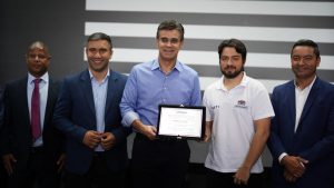 Guti entrega homenagem a Rodrigo Garcia