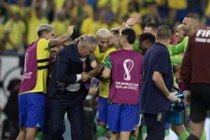 Tite dançando o pombo/seleção