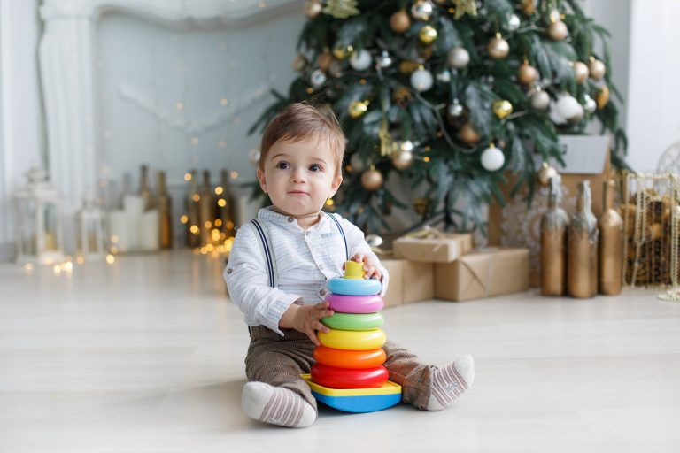 bebê perto de árvore de Natal