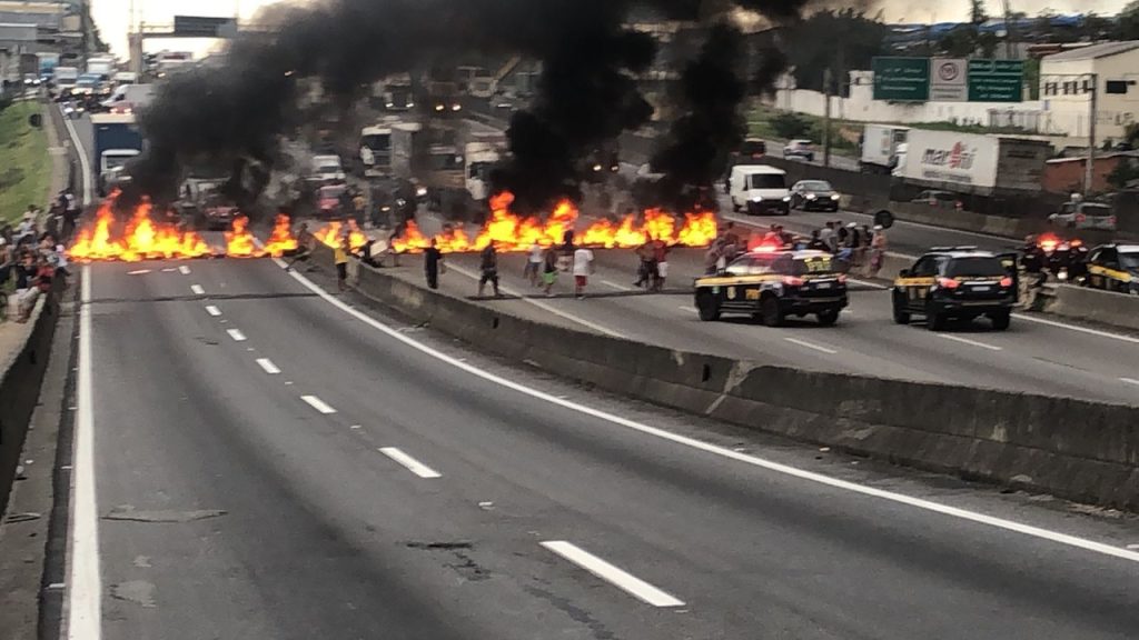 Manifestantes queimam pneus em Guarulhos e interditam trecho da Dutra 