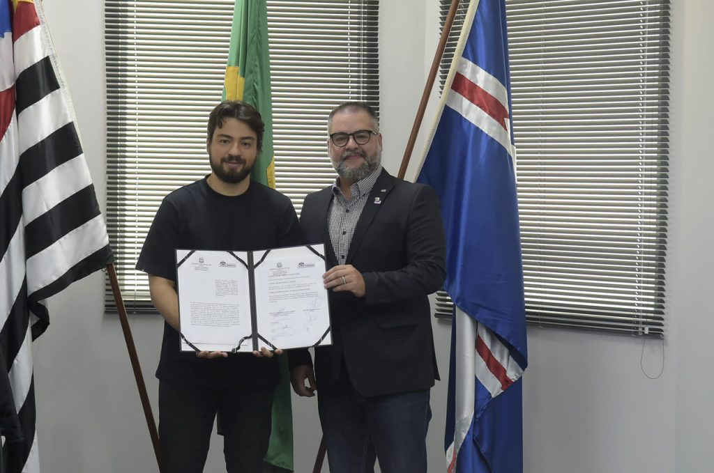 Guti e o secretário de Estado de Assistência Social, Gilberto Nascimento