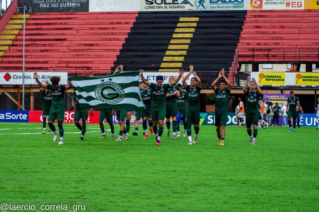 Goiás celebra vitória no estádio Antônio Soares de Oliveira pela Copinha