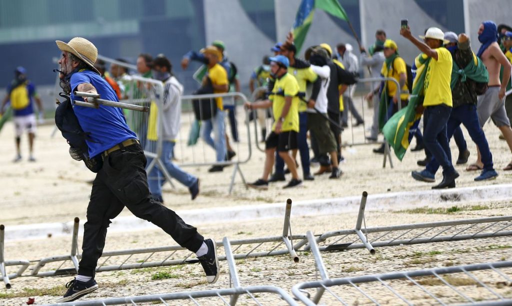 Manifestantes invadem Congresso, STF e Palácio do Planalto