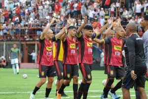 Jogadores do Flamengo de Guarulhos celebram vitória contra a AD na Copinha