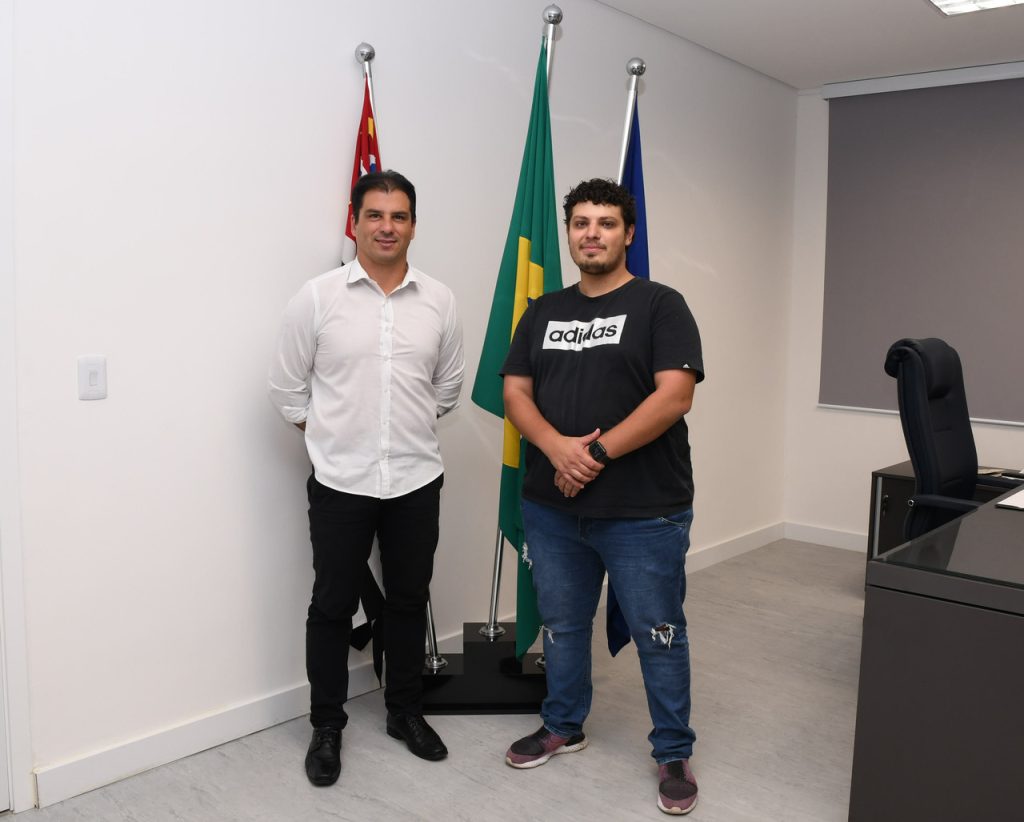 Influenciador de Free Fire, guarulhense Gabriel Espinosa visita a Câmara 