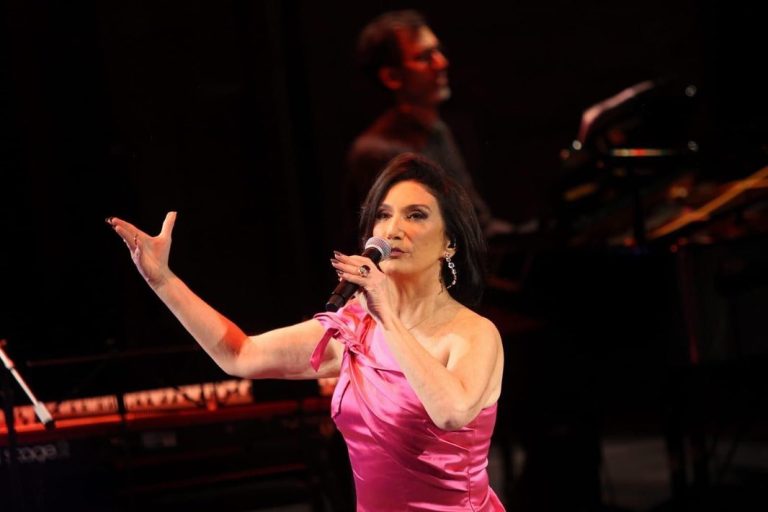 Zizi Possi, cantora