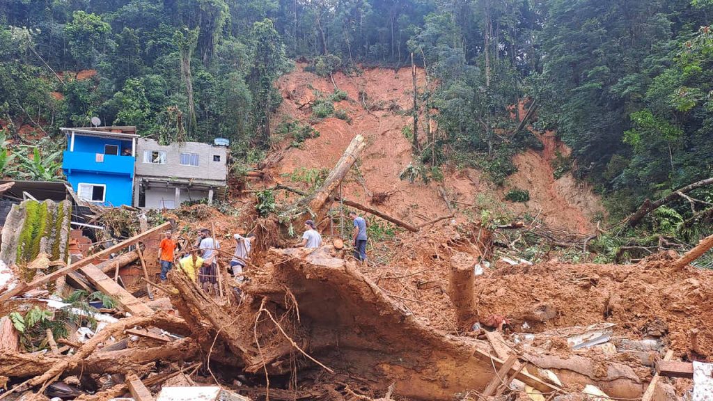 Chuvas causam desmoronamentos em São Sebastião