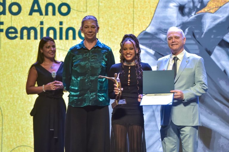 Rebeca Andrade recebendo o prêmio de Ana Moser, ministra do Esporte, e Paulo Wanderley, Presidente do COB