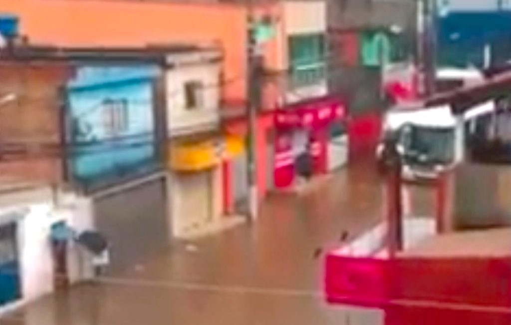 Forte chuva desta terça-feira (7) deixa vários bairros alagados em Guarulhos 