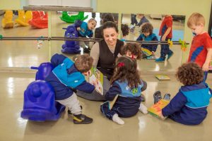 professora com alunos da rede municipal