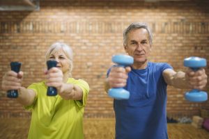 idosos fazem exercícios em academia