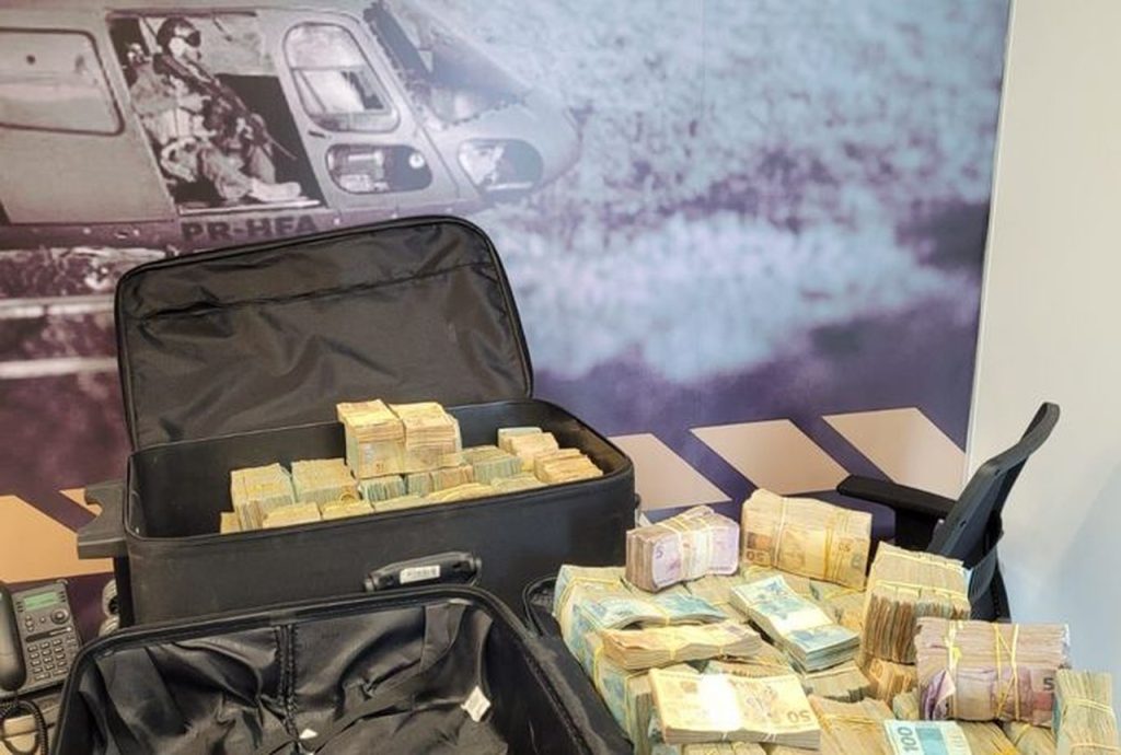 Polícia Federal apreende mala de dinheiro no aeroporto e prende passageiro