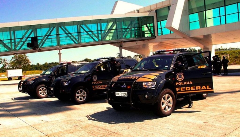 PF prende passageiro e apreende droga em fundos falsos encontrados em mala