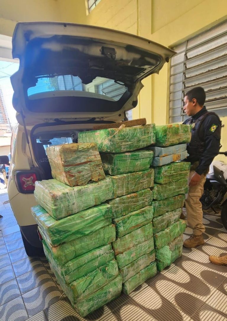 Carro com meia tonelada de maconha