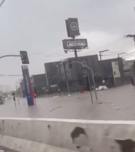 Enchente na avenida Antônio de Souza