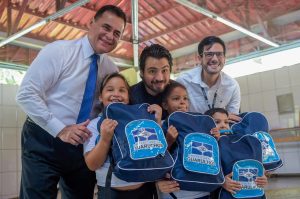 Guti entrega uniformes e kits escolares