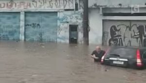 Homem em enchente na Avenida Antônio de Souza
