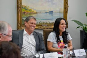 Tarcísio de Freitas, em reunião