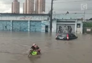 agente salva pessoa em enchente