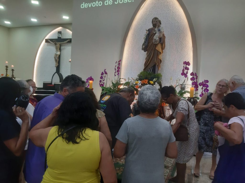 fiéis diante da imagem de São José