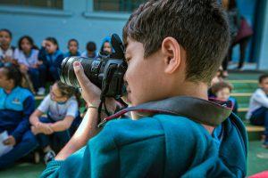 Aluno da EPG Heraldo Evans com máquina fotográfica