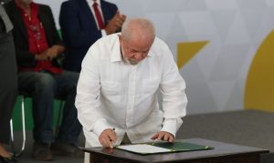 Lula assina decreto de reajuste de servidores e aposentados