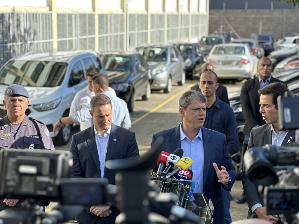 Governador de SP promete colocar de forma permanente um policial em cada escola