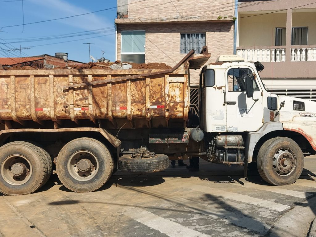 Caminhão é apreendido por transporte irregular de resíduos no Jardim Adriana
