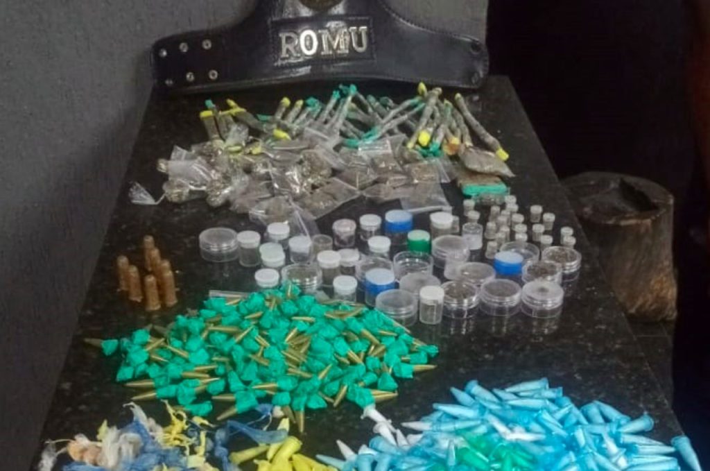 Morador é preso com mais de 800 porções de cocaína e maconha na Vila Rio de Janeiro