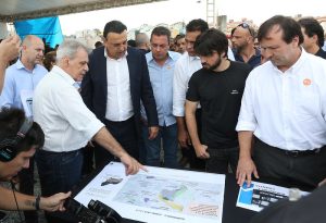 Felício Ramuth, Guti e Eli Corrêa Filho em lançamento de obra da CDHU nos Pimentas