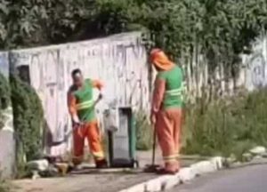 Garis jogam lixo em córrego