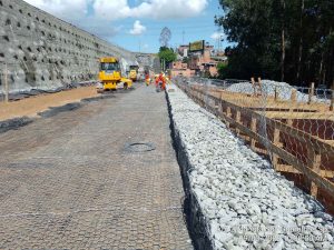 Obra de contenção na Via Dutra