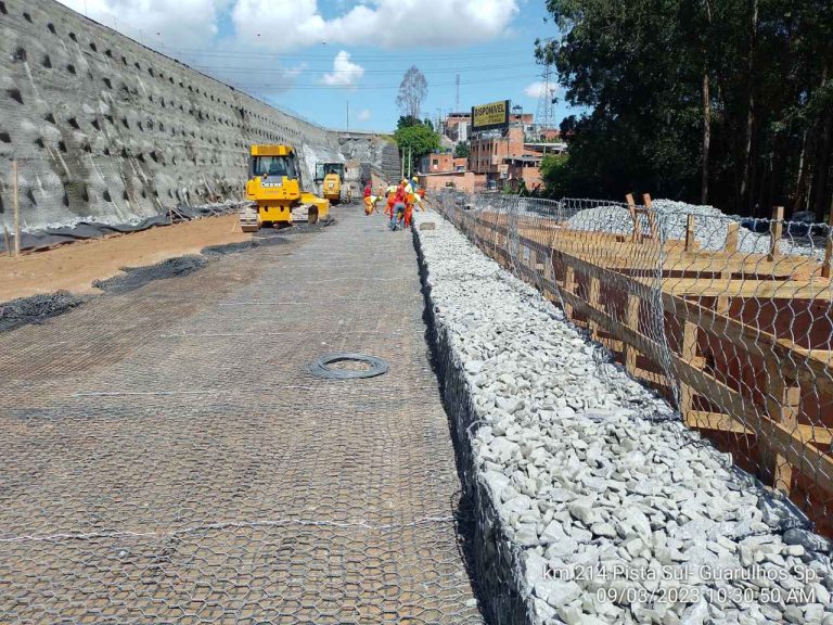 Obra de contenção na Via Dutra