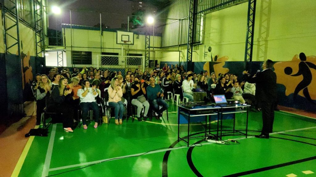 Palestra de educação socioemocional no Moriah com os pais