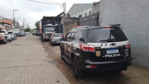 Polícia Civil em empresa que furtava energia elétrica