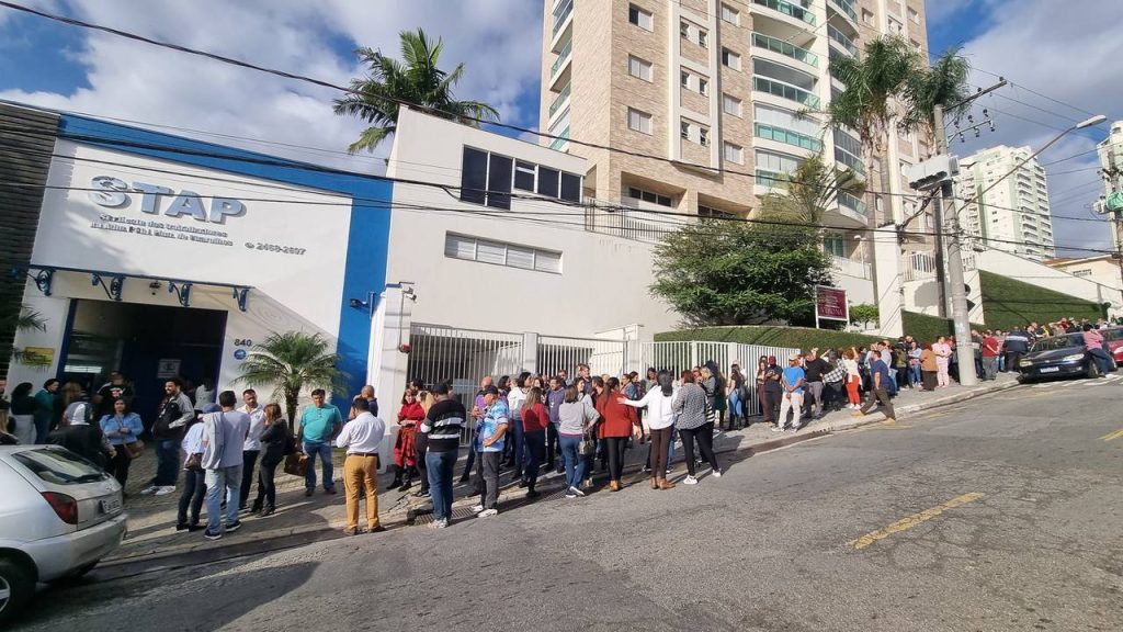 Servidores votam por reajuste salarial